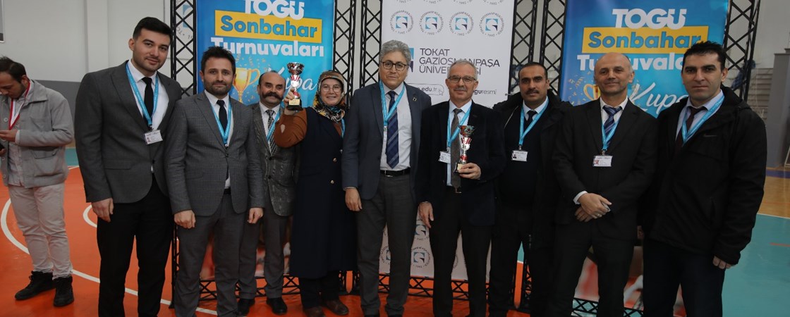 Personel Daire Başkanlığımız Üniversitemiz Spor Bilimleri Fakültesi tarafından gerçekleştirilen Sonbahar Turnuvalarında futbol ve voleybol kategorilerinde ikincilik kupasının sahibi oldu.